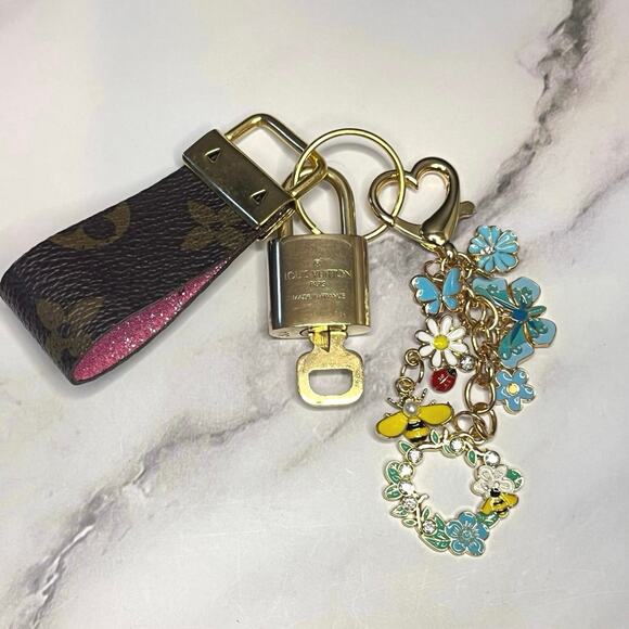Louis Vuitton Lock & Key #304 w/ a Floral Charm Cluster & Canvas Loop Keychain - Picture 2 of 6